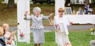 Düğünde Anneannelerini Çiçekçi Kız Yaptılar dugunde-anneanne-cicekci-kiz